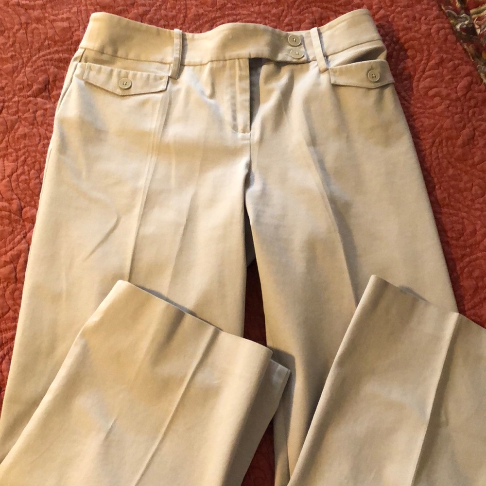Ann Taylor size 8 crop pants in light khaki.